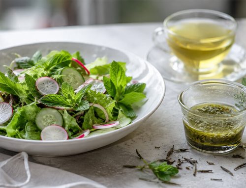 Vinagrete de hortelã com infusão de chá verde: molho leve para saladas de verão