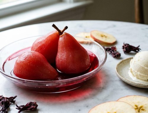 Peras em calda com chá de hibisco e maçã: receita com apelo visual e gastronômico